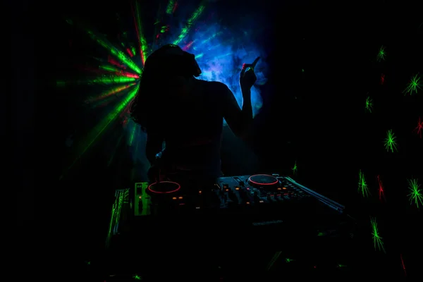 DJ Spinning, Mixing, and Scratching in a Night Club, Hands of dj tweak berbagai track control di dek dj, strobe lights and fog, or Dj mixes the track in the nightclub at party — Stok Foto