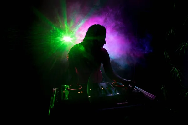 DJ Spinning, Mixing, and Scratching in a Night Club, Hands of dj tweak berbagai track control di dek dj, strobe lights and fog, or Dj mixes the track in the nightclub at party — Stok Foto