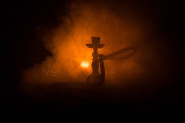 Siyah arkaplanlı shisha kasesinde sıcak nargile kömürü. Şık bir oryantal shisha. Shisha Kavramı