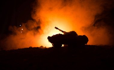 Savaş kavramı. Askeri siluetleri sahne üzerinde savaş sis sky mücadele arka plan, Dünya Savaşı Alman tankları siluetleri bulutlu manzarası, gece aşağıda. Saldırı sahne. Zırhlı araçlar.