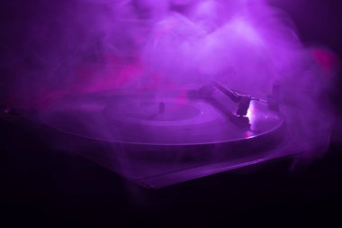 Pikap vinil plak çalar. Retro ses ekipmanları için disk jokey. Dj mix ve müzik çalmak için ses teknolojisi. Yangın arka plan yanan karşı oynanan vinil kaydı