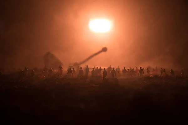 Силуэты толпы, стоящей на поле за размытым туманным фоном. Революция, люди протестуют против правительства, человек борется за права — стоковое фото