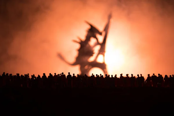 Homályos silhouette óriás szörnyeteg készítsünk tömeg támadás éjszaka. Szelektív összpontosít. Dekoráció — Stock Fotó