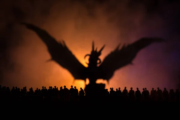 Silhouette sfocata di mostro gigante preparare folla attacco durante la notte. Concentrazione selettiva. Decorazione — Foto Stock
