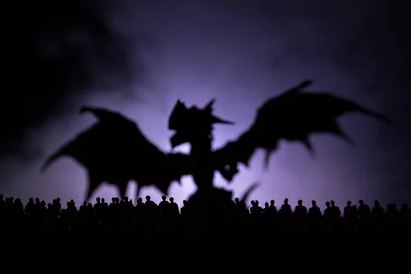 Die verschwommene Silhouette eines riesigen Monsters bereitet den Angriff auf die Menschenmenge in der Nacht vor. Selektiver Fokus. Dekoration — Stockfoto