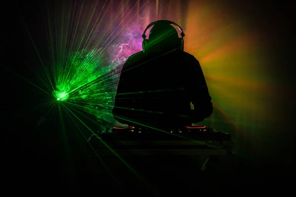 DJ Spinning, Mixing, and Scratching in a Night Club, Hands of dj tweak berbagai track control di dek dj, strobe lights and fog, or Dj mixes the track in the nightclub at party — Stok Foto