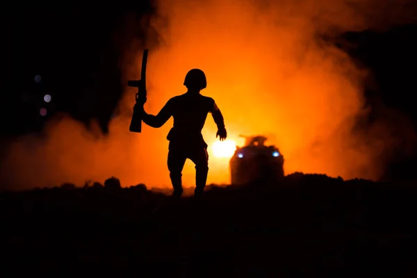 Silhueta de soldado militar com arma. Conceito de Guerra. silhuetas militares cena de luta no fundo do céu nevoeiro guerra, Silhueta Soldado da Guerra Mundial Abaixo Cloudy Skyline À noite . — Fotografia de Stock