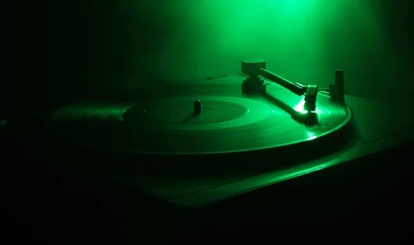 Lemezjátszó vinyl lemezjátszó. Lemezlovas retro audio berendezés. Dj mix & játék zene hang technológia. Bakelit lejátszott égett a tűz háttér — Stock Fotó