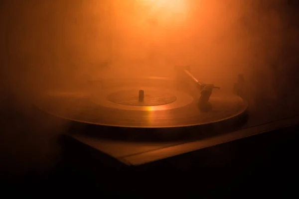 ターン テーブル ビニール レコード プレーヤー。ディスク ジョッキーのレトロなオーディオ機器。Dj ミックス ・音楽を再生するためのサウンド テクノロジー。燃焼火災の背景に対して再生されてビニール レコード — ストック写真
