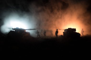 Savaş kavramı. Askeri siluetleri sahne üzerinde savaş sis sky mücadele arka plan, Dünya Savaşı askerler siluetleri bulutlu manzarası, gece aşağıda. Saldırı sahne. Zırhlı araçlar. Savaş tankları.