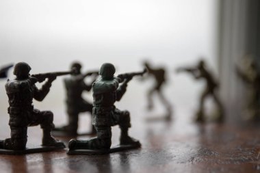 minyatür oyuncak askerler ve tank gemide. Oyuncak savaşta askeri görüntü kadar kapatın.