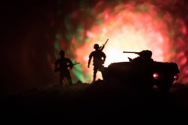 Savaş kavramı. Askeri siluetleri sahne üzerinde savaş sis sky mücadele arka plan, Dünya Savaşı Alman tankları siluetleri bulutlu manzarası, gece aşağıda. Zırhlı araçlar. Savaş tankları