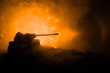 Savaş kavramı. Askeri siluetleri sahne üzerinde savaş sis sky mücadele arka plan, Dünya Savaşı Alman tankları siluetleri bulutlu manzarası, gece aşağıda. Zırhlı araçlar. Savaş tankları