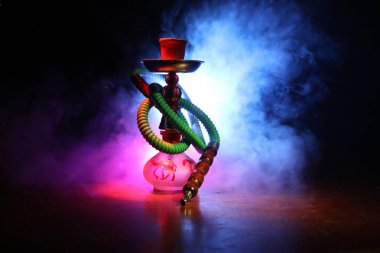 Nargile kömürü nargile kupa siyah arka plan ile. Şık oryantal shisha. Shisha kavramı. Seçici odak