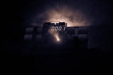 Bir bomba koyu arka plan görüntüsü. Karanlıkta parlayan bir şaft ışık aydınlatılmış patlama için geri sayım sayacı