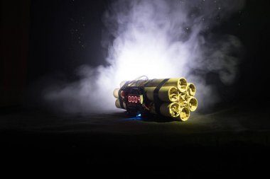Bir bomba koyu arka plan görüntüsü. Karanlıkta parlayan bir şaft ışık aydınlatılmış patlama için geri sayım sayacı