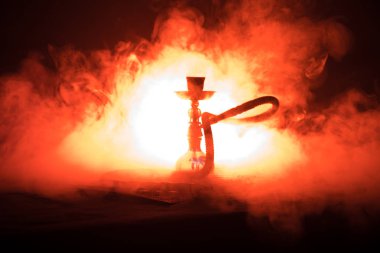 Siyah arkaplanlı shisha kasesinde sıcak nargile kömürü. Şık bir oryantal shisha. Shisha Kavramı