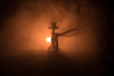 Siyah arkaplanlı shisha kasesinde sıcak nargile kömürü. Şık bir oryantal shisha. Shisha Kavramı