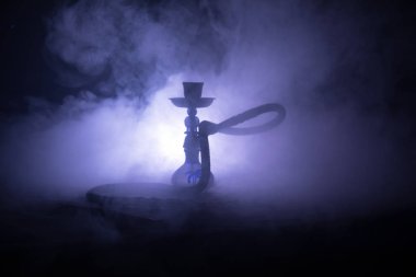 Siyah arkaplanlı shisha kasesinde sıcak nargile kömürü. Şık bir oryantal shisha. Shisha Kavramı