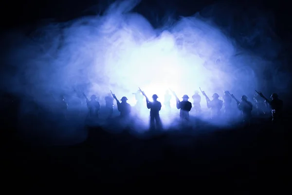 War Concept. Military silhouettes fighting scene on war fog sky background, World War Soldiers Silhouettes Below Cloudy Skyline At night. Attack scene. Armored vehicles. Tanks battle. — Stock Photo, Image