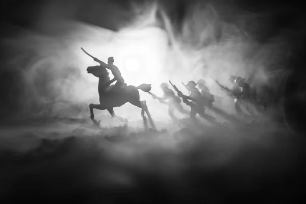 Dünya Savaşı binici savaşmaya hazır bir kılıç ve askerler karanlık sisli tonlu arka plan üzerinde atlı polis memuru (ya da savaşçı). Savaş sahne savaş askerler mücadele. Savaş sahnesi. — Stok fotoğraf