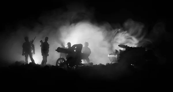 Savaş kavramı. Askeri siluetleri sahne üzerinde savaş sis sky mücadele arka plan, Dünya Savaşı askerler siluetleri bulutlu manzarası, gece aşağıda. Saldırı sahne. — Stok fotoğraf