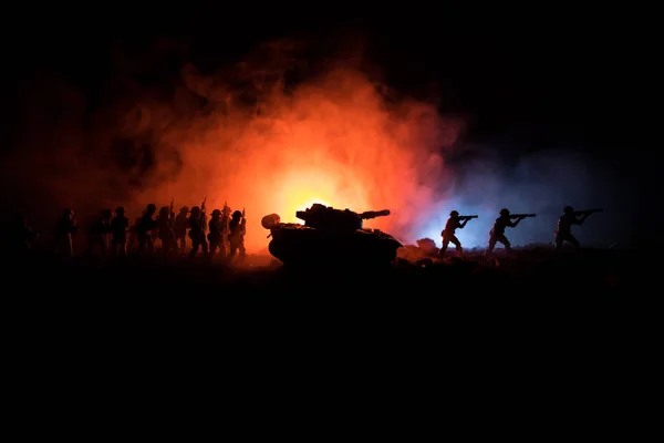 Concept de guerre. Silhouettes militaires scène de combat sur fond de brouillard de guerre ciel, Soldats de la guerre mondiale Silhouettes ci-dessous ciel nuageux La nuit. Scène d'attaque. Véhicules blindés. Bataille de chars . — Photo