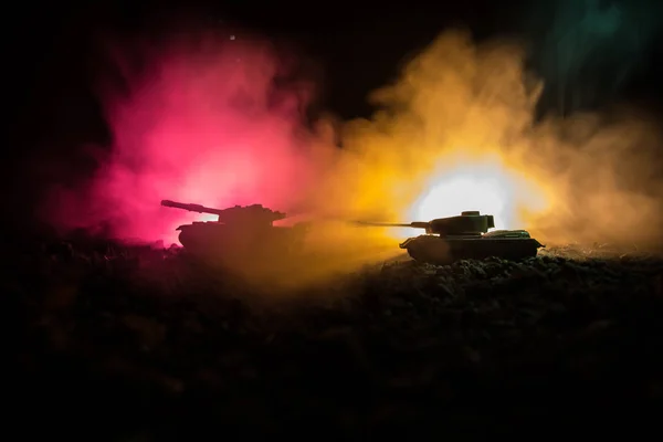 Koncepcja wojny. Wojskowych sylwetki walki scena na wojnie mgła niebo w tle, sylwetki żołnierzy wojny światowej poniżej zachmurzony Skyline w nocy. Scena ataku. Pojazdów opancerzonych. Bitwa czołgów. — Zdjęcie stockowe