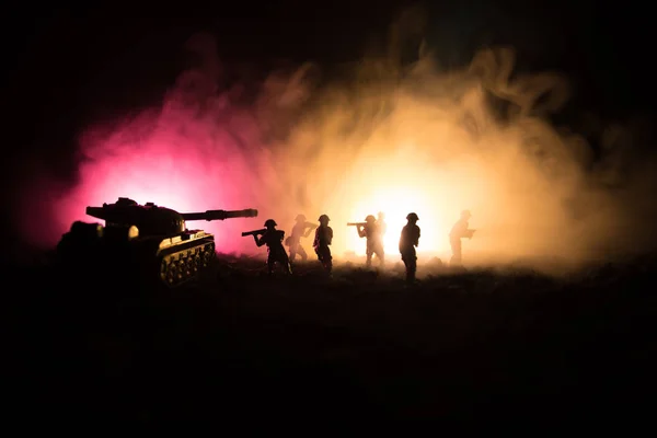 战争的概念。军事剪影战斗场景上战争雾天空背景，世界战争士兵剪影低于夜间多云的天际线。攻击的场面。装甲的车辆。坦克战斗. — 图库照片