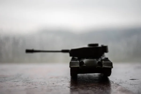 Perto do tanque militar de brinquedo. Foco seletivo. Conceito de batalha ou guerra — Fotografia de Stock