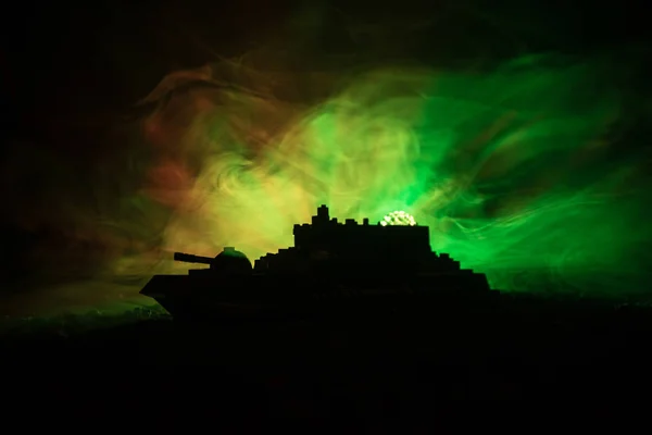 Askeri savaş gemisi karanlık sisli silüeti gökyüzü arka plan tonda. — Stok fotoğraf