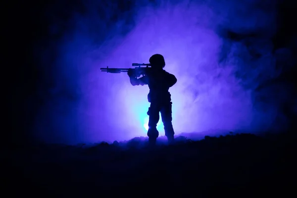 Silueta de francotirador militar con pistola de francotirador en el fondo de niebla tonificado oscuro. disparo, pistola de mano, cielo colorido, fondo — Foto de Stock