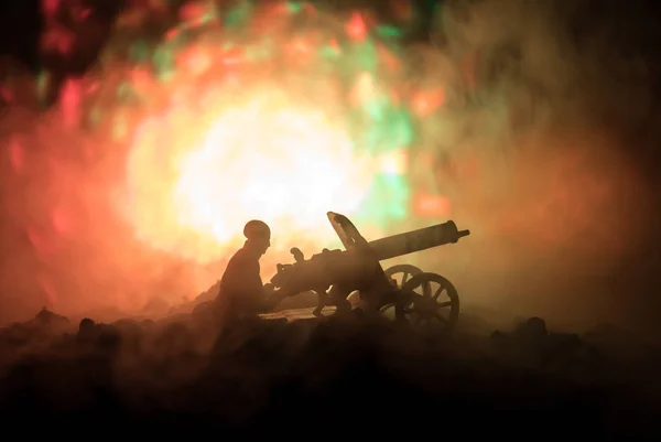 밤, 화재 폭발 배경 또는 군사 실루엣 전쟁 안개 하늘 배경, 세계 대전 군인 실루엣 밤에 구름 스카이 라인 아래에 현장 싸움에 기관총을 가진 남자. — 스톡 사진