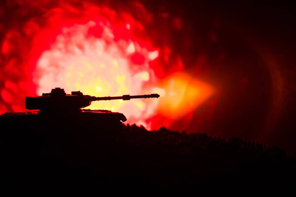 Концепция войны. Военные силуэты боевой сцены на фоне тумана войны, силуэты немецких танков мировой войны под облачным горизонтом ночью. Бронетехника. Танки
