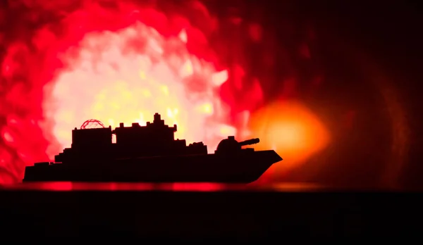 Silhuetten av militära krigsfartyg på mörka dimmigt tonas himmel bakgrund. Selektivt fokus — Stockfoto