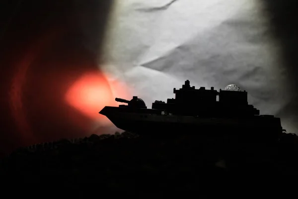 Silhouette de navire de guerre militaire sur fond de ciel sombre et brumeux. Concentration sélective — Photo