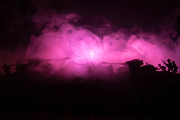 Kriegskonzept. militärische Silhouetten Kampfszene auf Kriegsnebel Himmel Hintergrund, Weltkrieg Soldaten Silhouetten unter bewölkten Skyline in der Nacht. Angriffsszene. Panzerfahrzeuge. Panzerschlacht. — Stockfoto