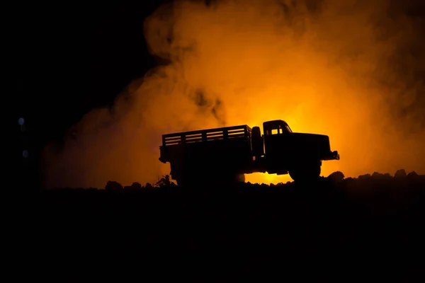 Kriegskonzept. militärische Silhouetten Kampfszene auf Kriegsnebel Himmel Hintergrund, Weltkrieg Soldaten Silhouetten unter bewölkten Skyline in der Nacht. Angriffsszene. gepanzerte Fahrzeuge. — Stockfoto