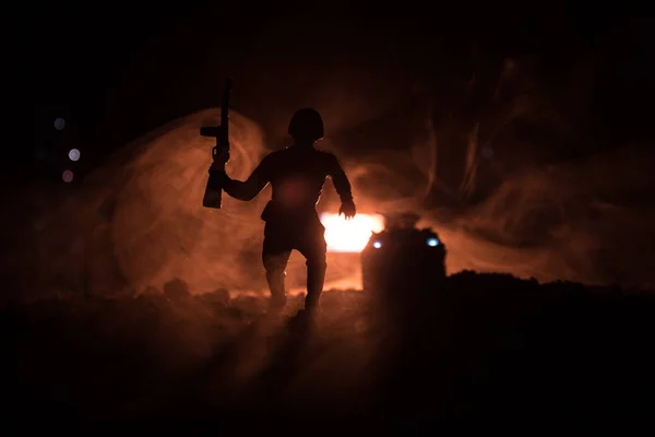 銃を持つ軍事兵士のシルエット。戦争の概念。戦争の霧のシーンをかけて戦う軍事シルエット空夜曇りスカイライン以下世界大戦兵士のシルエットの背景. — ストック写真