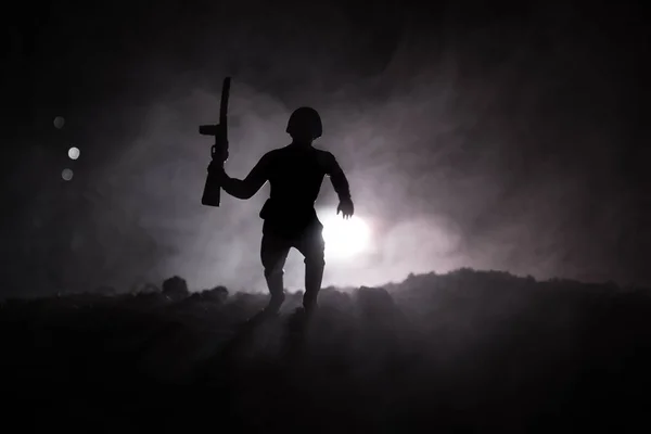 Silhueta de soldado militar com arma. Conceito de Guerra. silhuetas militares cena de luta no fundo do céu nevoeiro guerra, Silhueta Soldado da Guerra Mundial Abaixo Cloudy Skyline À noite . — Fotografia de Stock