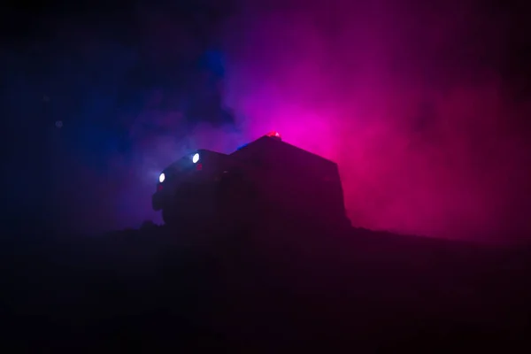 La police anti-émeute donne le signal d'être prêt. Concept de pouvoir gouvernemental. Police en action. Fumez sur un fond sombre avec des lumières. Sirènes clignotantes rouges bleues . — Photo