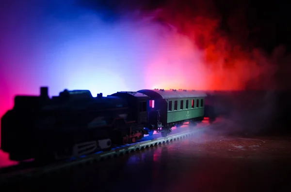 Comboio a mover-se no nevoeiro. Antiga locomotiva a vapor à noite. Comboio nocturno a mover-se. fundo de fogo laranja . — Fotografia de Stock