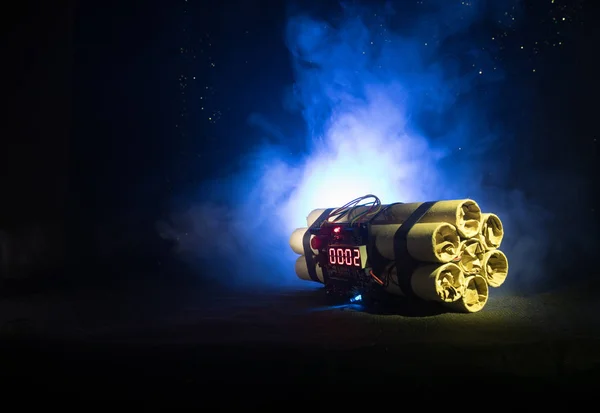Εικόνα του μια ωρολογιακή βόμβα ενάντια σε σκούρο φόντο. Χρονόμετρο μετρά κάτω από εκπυρσοκρότηση φωτίζεται σε ένα άξονα φως που λάμπει μέσα από το σκοτάδι — Φωτογραφία Αρχείου