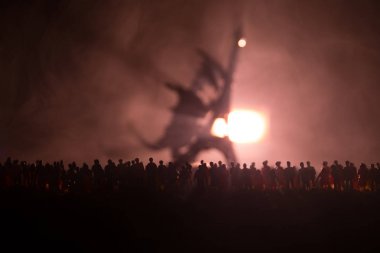 Dev canavar bulanık silüeti saldırı kalabalık gece boyunca hazırlayın. Seçici odak. Dekorasyon