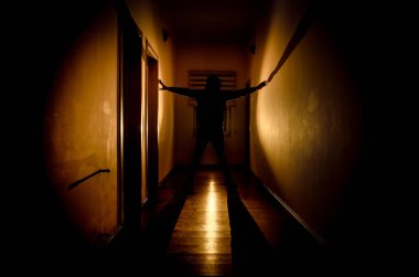 Kabine kapılar ve korkunç korku adam ile farklı pozlar ayakta silüeti ışıklarla karanlık koridor.