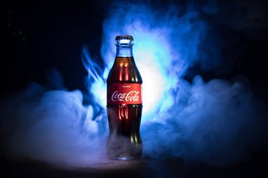Bakü, Azerbaycan 13 Ocak 2018, Coca-Cola klasik bir cam şişe karanlık sisli arka plan tonda. Coca Cola dünya çapında satılan en popüler gazlı alkolsüz içecek içecekler olduğunu