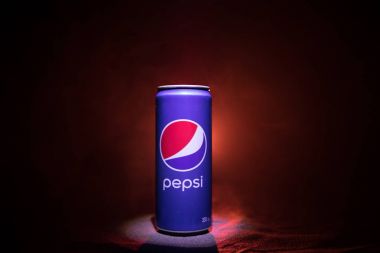 Bakü, Azerbaycan - Ocak 13,2018: Pepsi can karşı koyu tonda sisli arka plan.