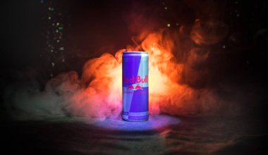 Bakü, Azerbaycan - 13 Ocak 2018: Red Bull klasik 250 ml koyu tonda sisli arka plan üzerinde olabilir.
