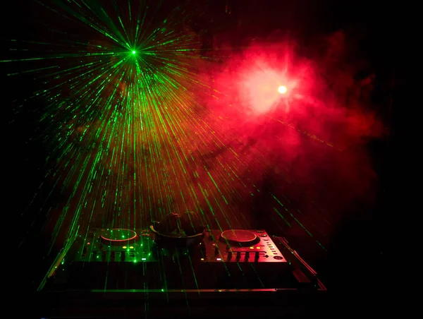 DJ Spinning, Mixing, and Scratching in a Night Club, Hands of dj tweak vari controlli delle tracce sul ponte del DJ, luci stroboscopiche e nebbia, o Dj mixa la traccia nel nightclub alla festa — Foto Stock