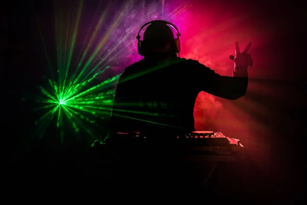 DJ Spinning, Mixing, and Scratching in the Night Club, Hands of DJ tunak різні елементи керування на палубі DJ, стробоскопічні вогні і туман, або Dj змішує трек в нічному клубі на вечірці — стокове фото